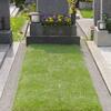 Rasen bei einem Grab mit Einfassung
